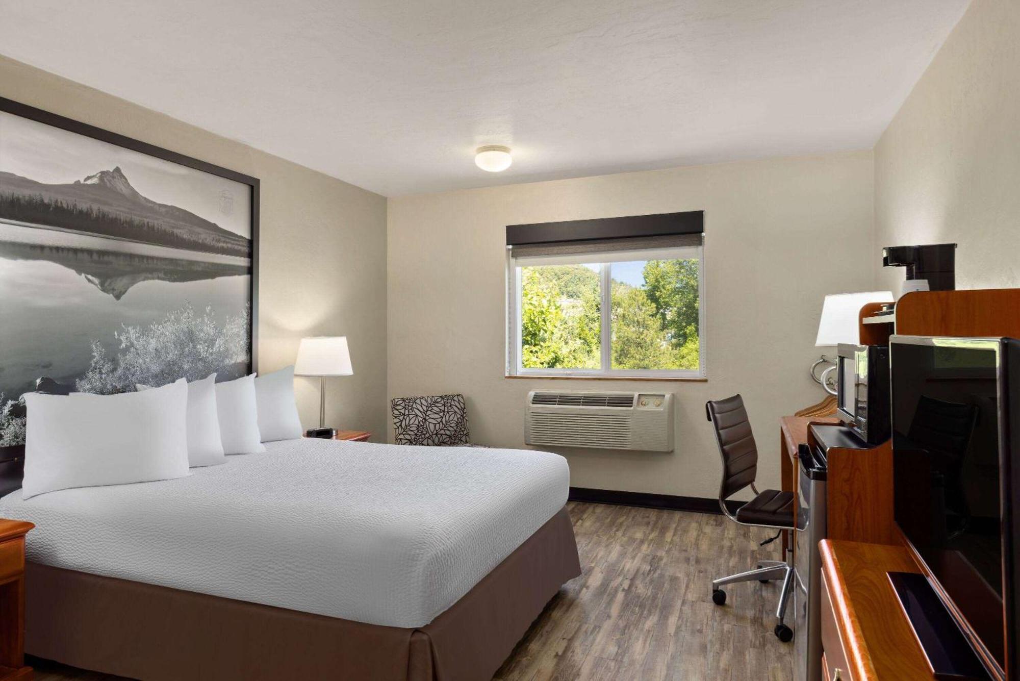 Super 8 By Wyndham Hotel
